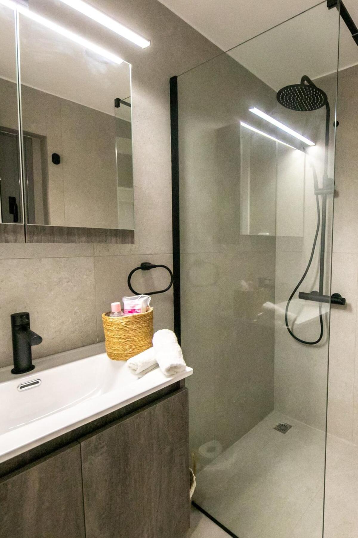 Comfy 2br Flat In Appartamento Atene